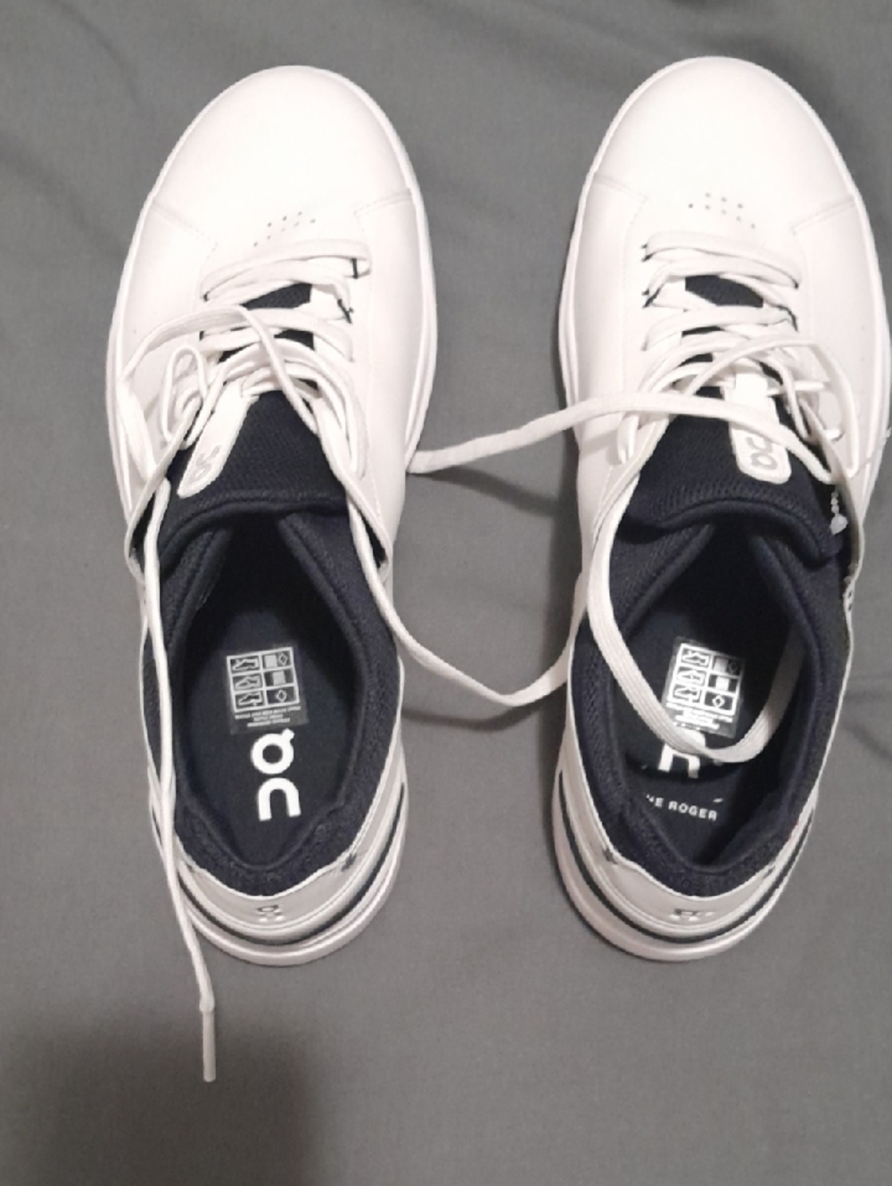 QC, On Running Men's White and Navy Low-Top Sneakers